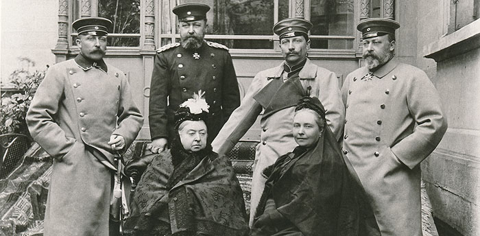 Bild: Queen Victoria mit ihren Kindern und ihrem Enkel Wilhelm II., Foto